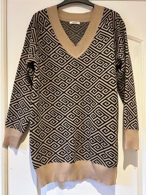 Geo-Print V-Neck Sweater in Beige and Black